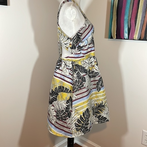 H&M metallic cutout dress with tropical print and plunging neckline - Picture 4 of 10